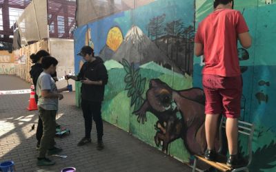 Estudiantes de U. Chile y de educación básica realizan nuevo mural para el Campus Juan Gómez Millas