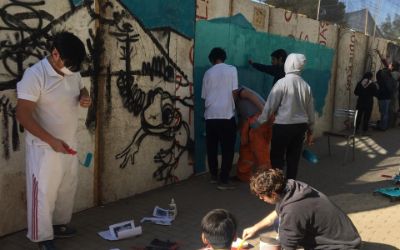 Estudiantes de U. Chile y de educación básica realizan nuevo mural para el Campus Juan Gómez Millas